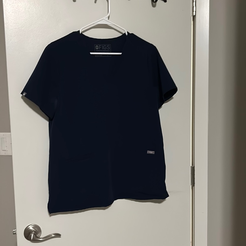 Figs Casma 3 pocket scrub top navy
